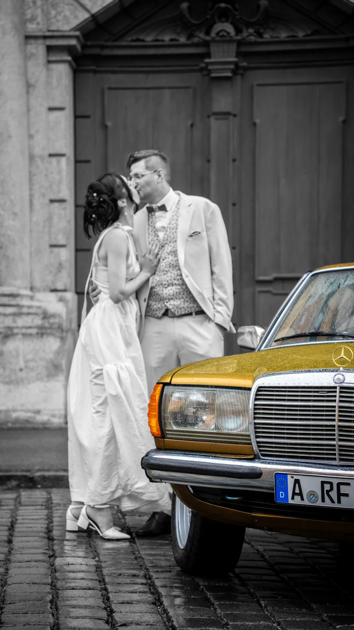 Brautpaar vor einem goldenen Oldtimer