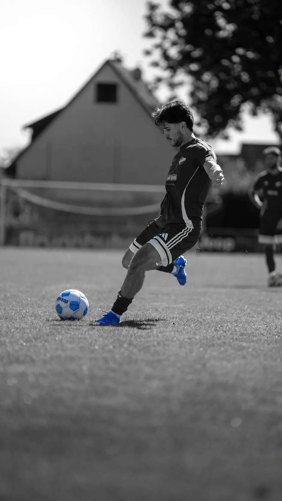 Fußballspieler beim Schuss auf dem Spielfeld
